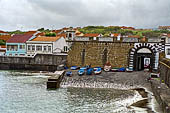 Azzorre, Isola di Faial - La Porta del Mar di Porto Pim, Horta, e la muraglia fortificata a difesa del porto. 